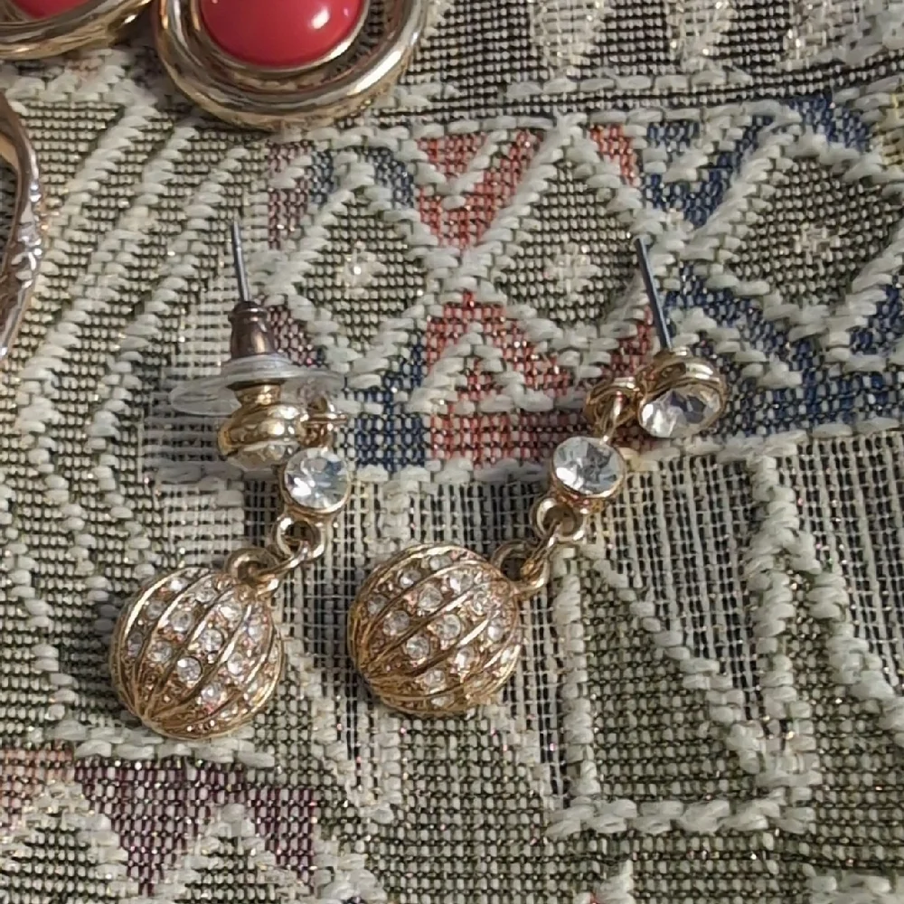 Vintage 7 Piece Gold Toned Earring Set - Picture 6 of 12